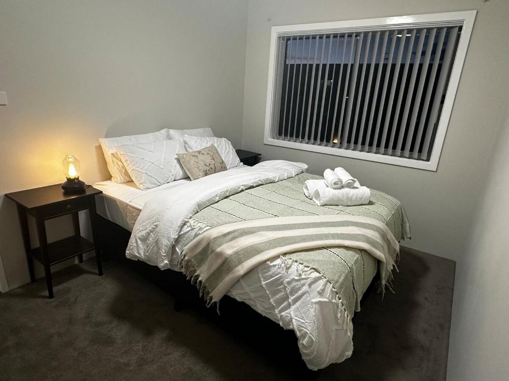 Ένα ή περισσότερα κρεβάτια σε δωμάτιο στο Modern Crestwood Retreat - 2BR Near Canberra City