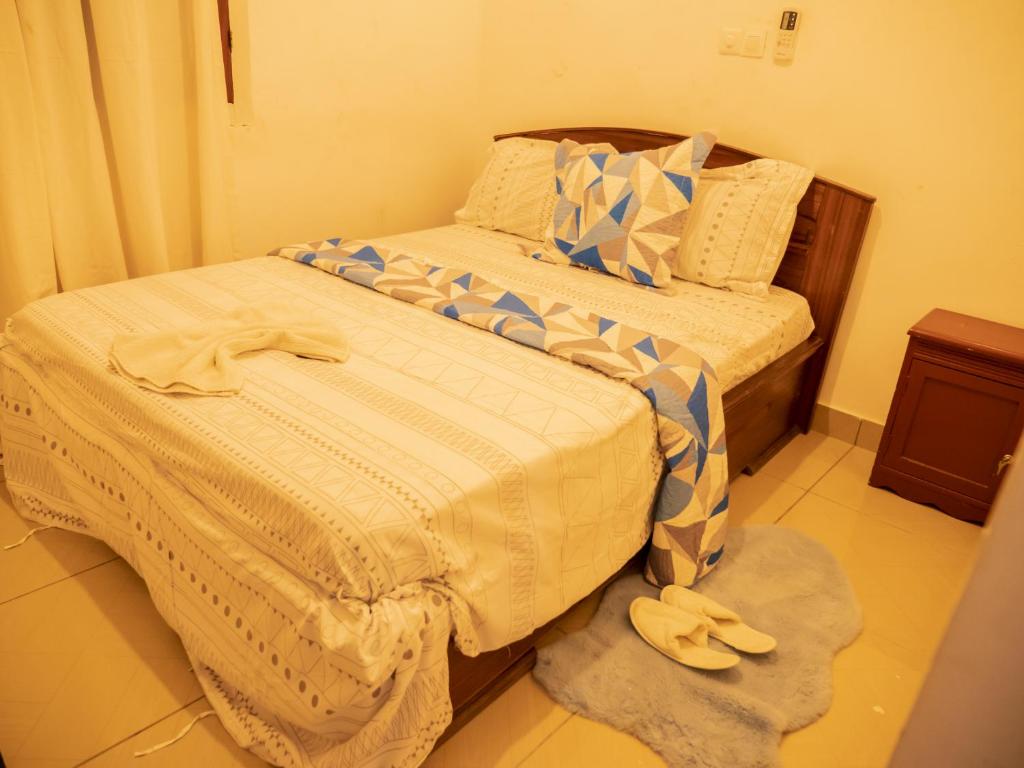 two beds in a room with towels on the floor at Résidence Suzanne in Brazzaville