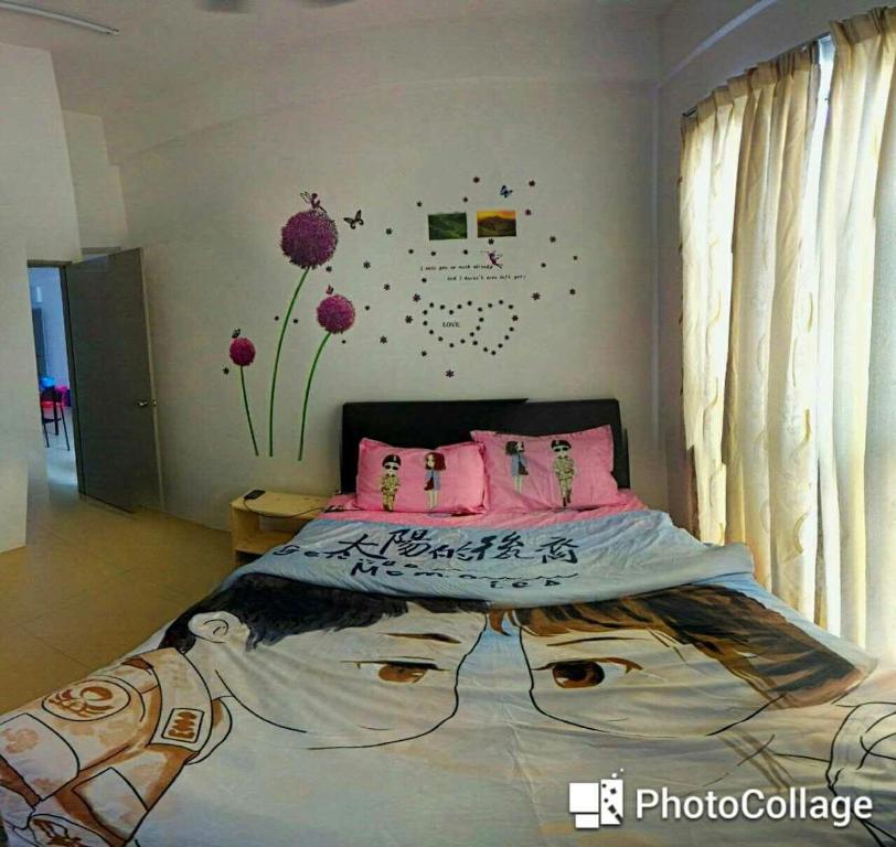 1 dormitorio con 1 cama grande con almohadas rosas en Famous night market nearby en Cameron Highlands