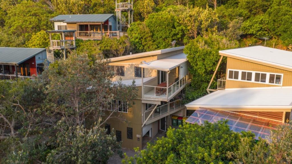 een luchtzicht op een gebouw met bomen bij Sandcastles 2 in Point Lookout