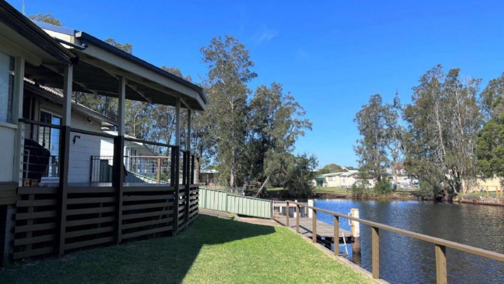 サセックス・インレットにあるThe Blue Lagoonの川沿いの家