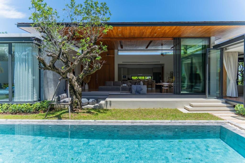 Bazén v ubytování UltraLuxury 4BDR pool villa Botanica Foresta nebo v jeho okolí