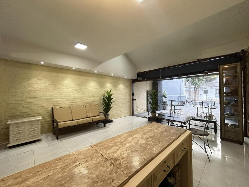 a large living room with a couch and a table at Flat funcional mobiliado com cozinha e WC privativo apt106 in Recife