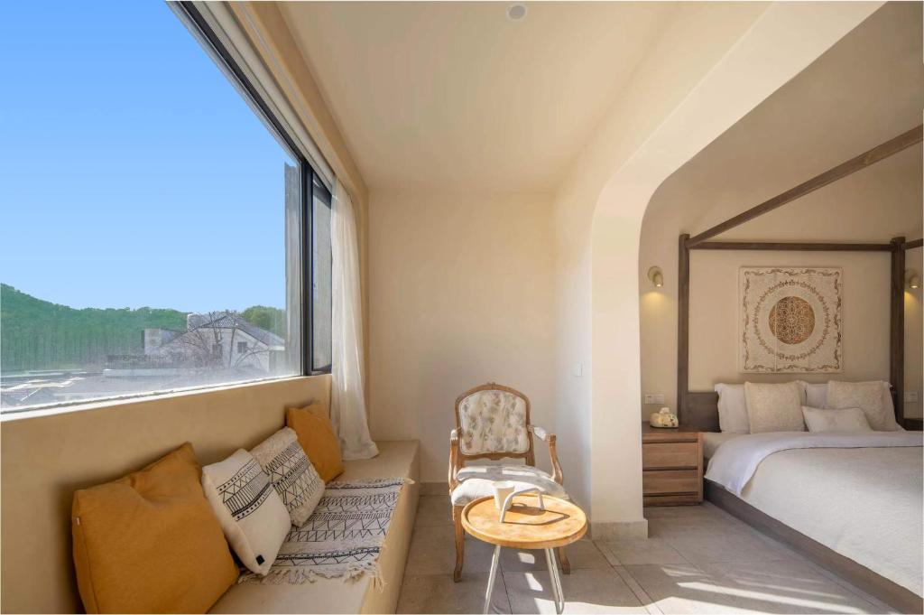 Giường trong phòng chung tại DOMO Mountain View Hotel