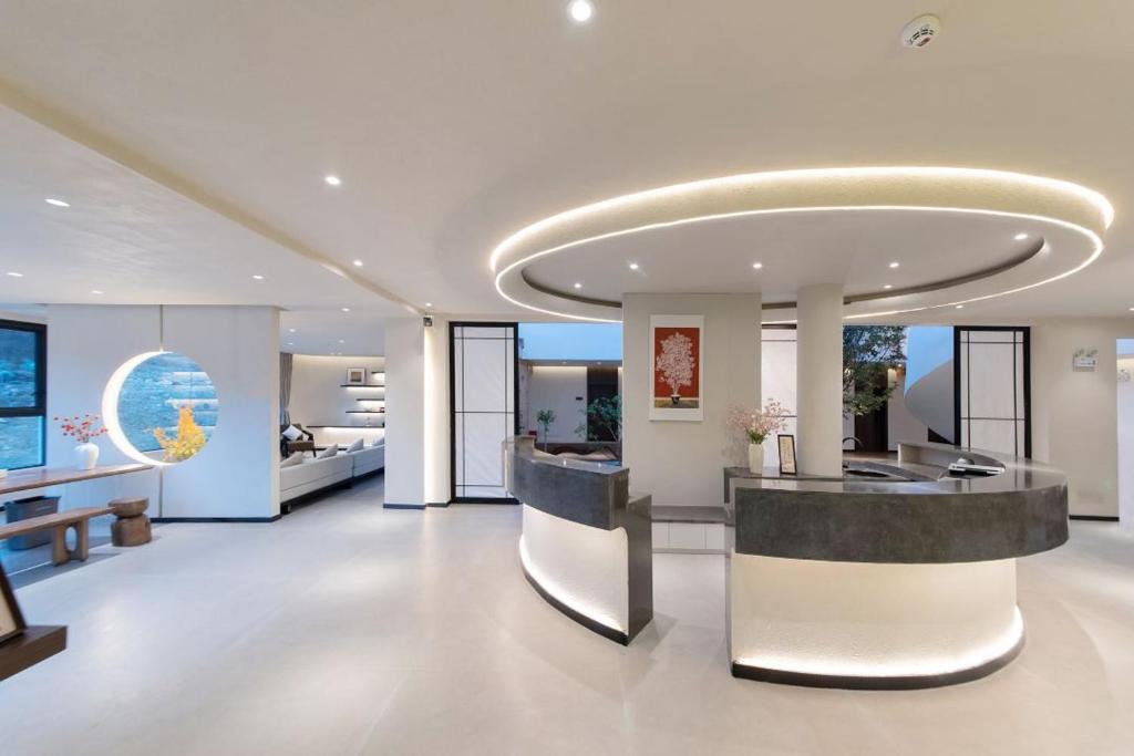 a large room with a kitchen and a dining room at Yunlanli Mountainside Homestay in Shangri-La