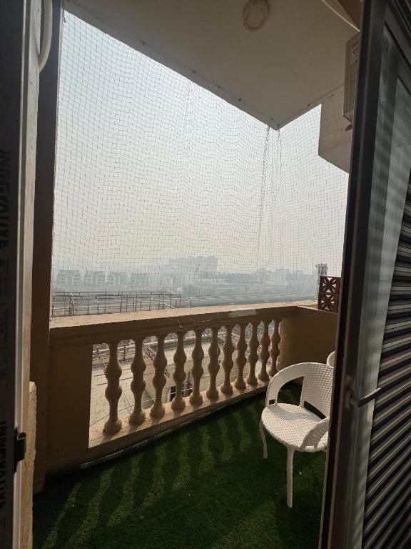 大诺伊达Heavenly stays的阳台配有椅子,享有海景