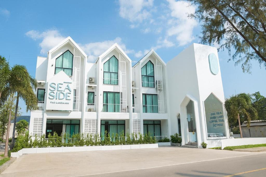 un edificio blanco con un letrero que dice "junto al mar" en Sea Side at Ao Nang Landmark Night Market Krabi, en Ban Khlong Haeng