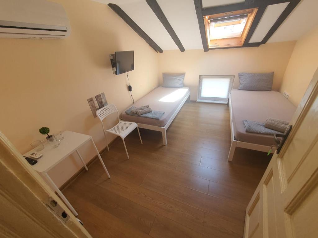 Ένα ή περισσότερα κρεβάτια σε δωμάτιο στο Let's Go Party - Plovdiv Center