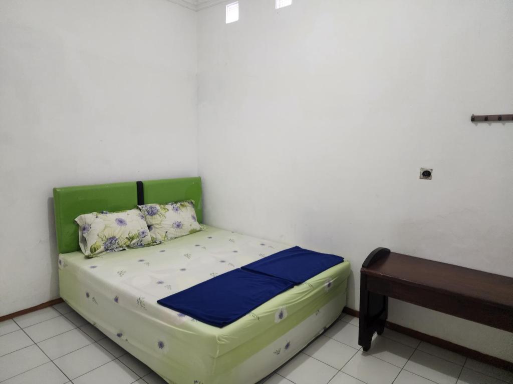 Postel nebo postele na pokoji v ubytování Hotel O near Alun Alun formerly Embun Pagi Hotel & Villa Resort