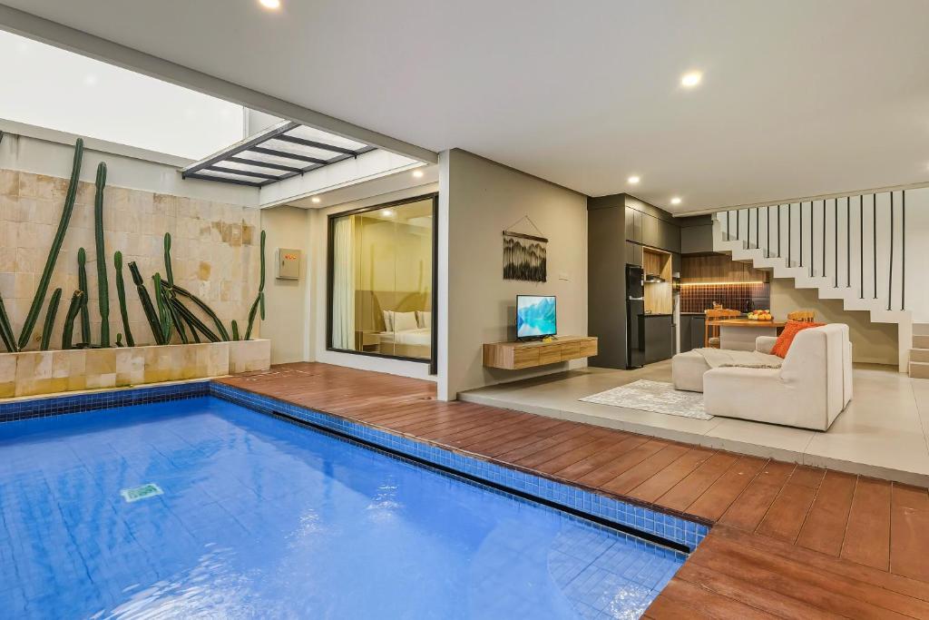 une piscine dans une maison avec un salon dans l'établissement JK Bhavana Villas, à Ngemplak