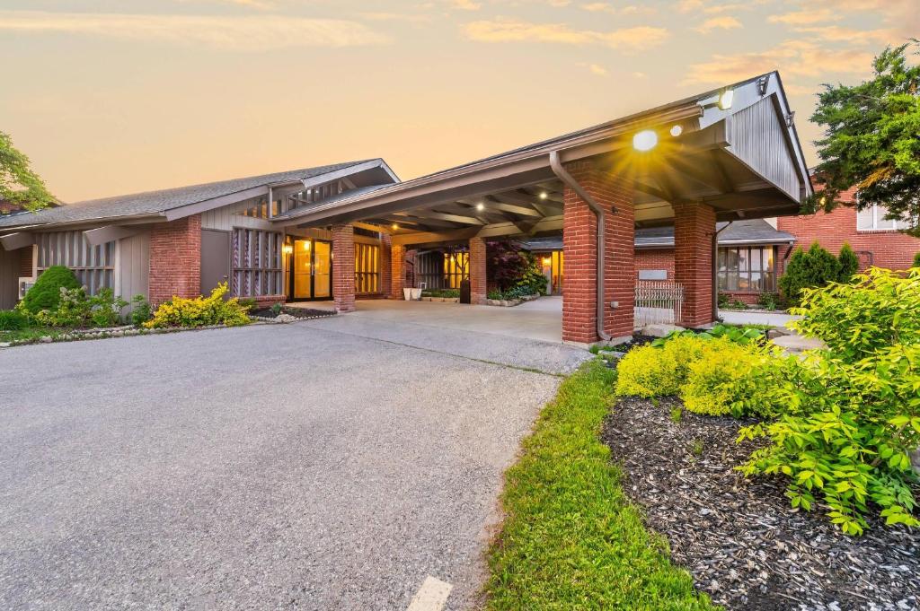 ストラトフォードにあるRodeway Inn Festivalの私道付きの建物の外観