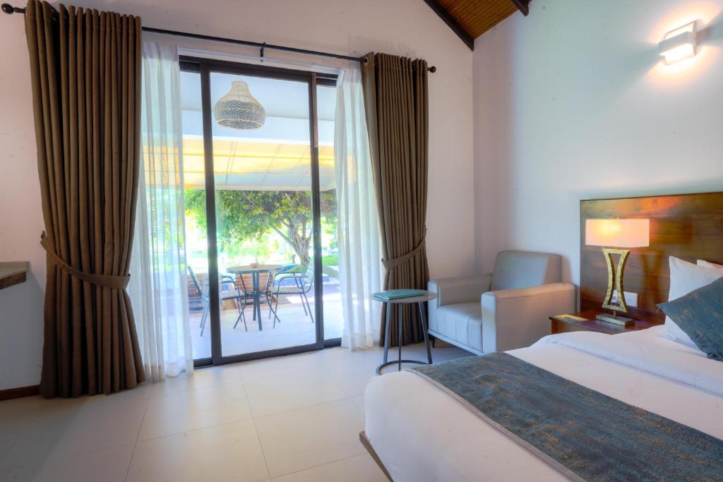 Postel nebo postele na pokoji v ubytování Uppuveli Beach by DSK