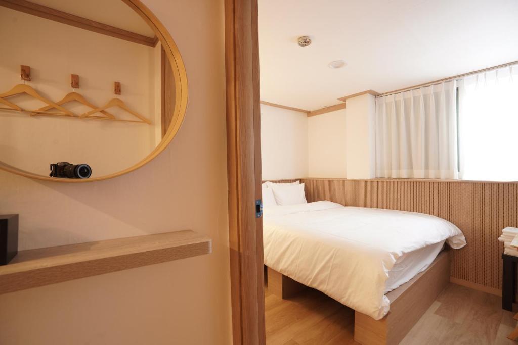 Ένα ή περισσότερα κρεβάτια σε δωμάτιο στο stay105행궁