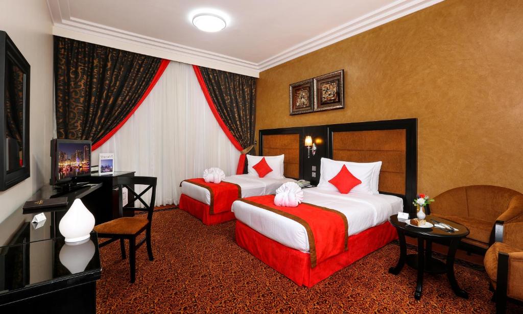 Postel nebo postele na pokoji v ubytování Royal Grand Suite Hotel