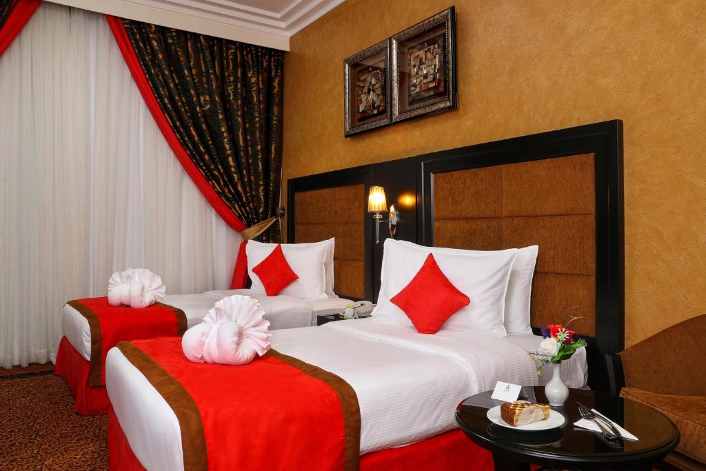 Postel nebo postele na pokoji v ubytování Royal Grand Suite Hotel