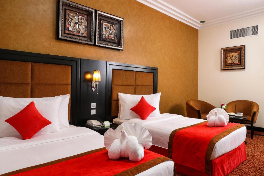 Postel nebo postele na pokoji v ubytování Royal Grand Suite Hotel