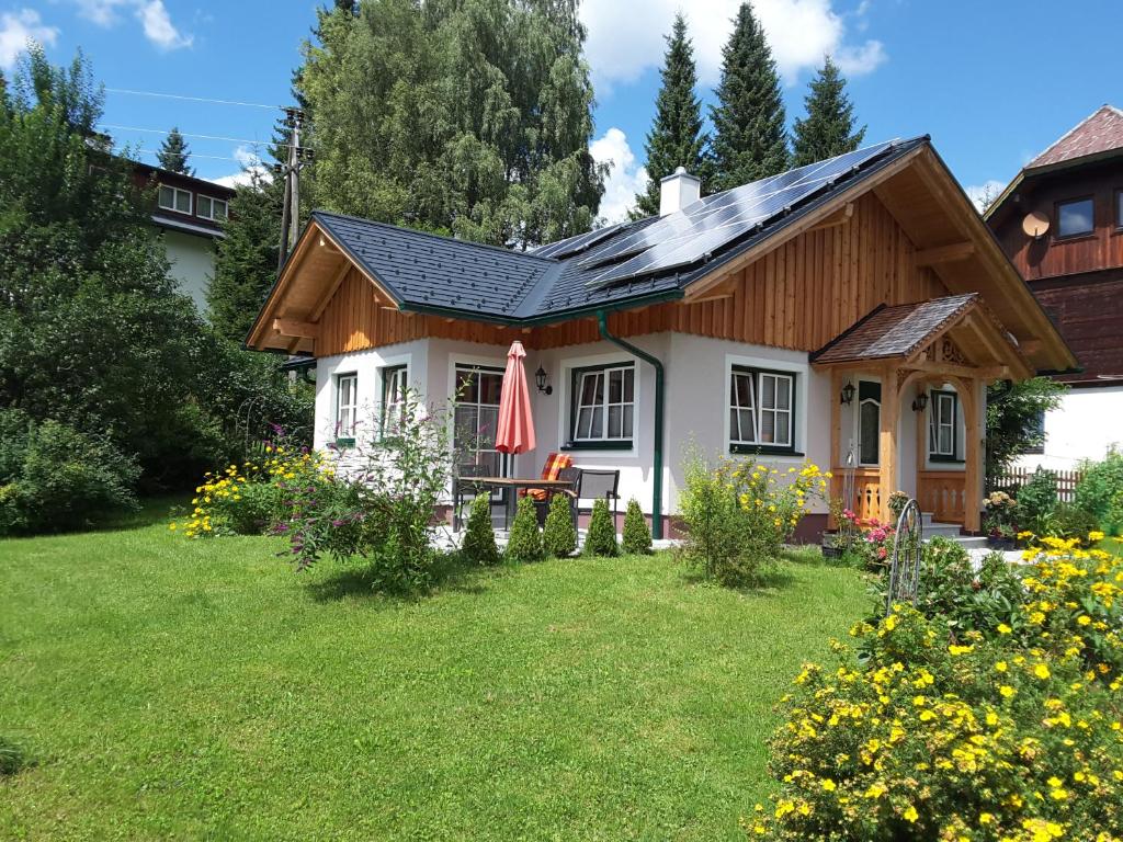 uma casa com um telhado solar num quintal em Ferienhaus Pürcher em Bad Mitterndorf