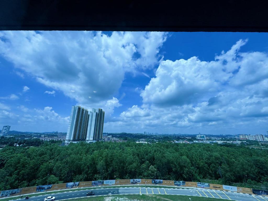ein Blick auf eine Stadt von einem Turm aus in der Unterkunft Family-Friendly 3BR Stay I MIRAI Residence, Kajang 2 in Kajang