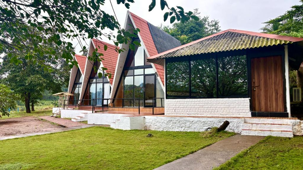 カルジャットにあるCampKayak By Nestallaの草の上の小屋