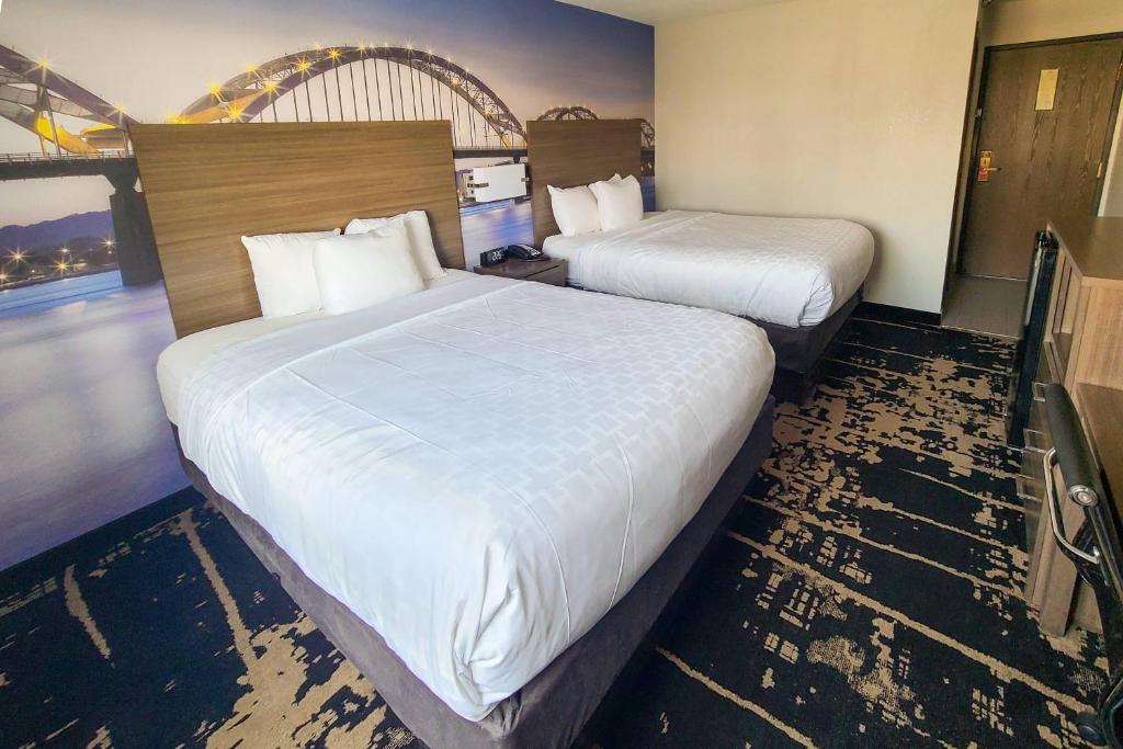 Ένα ή περισσότερα κρεβάτια σε δωμάτιο στο Clarion Pointe Bettendorf - Quad Cities