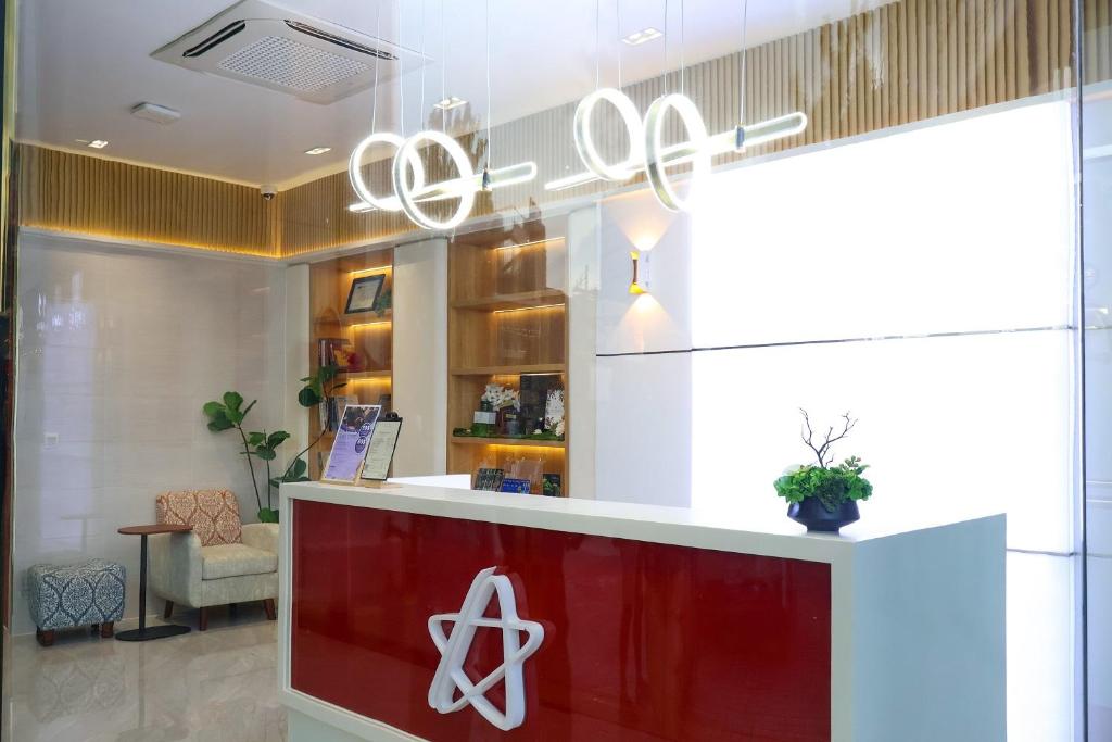 金边Olympia City Hotel by Dara的大堂设有1个带吊灯的前台