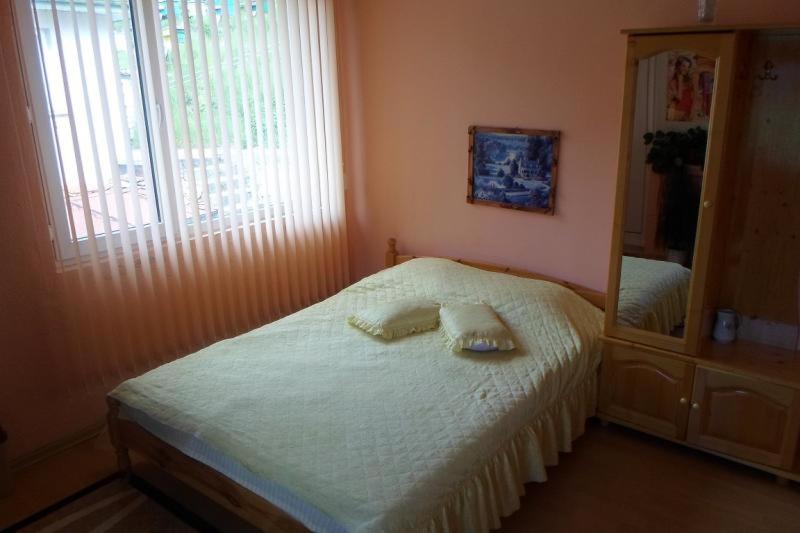トリグラドにあるEdelvays Houseの小さなベッドルーム(ベッド1台、鏡付)