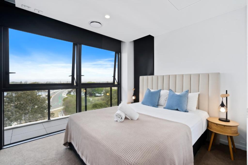 une chambre avec deux lits et une grande fenêtre dans l'établissement New waterview two bedrooms, à Gold Coast