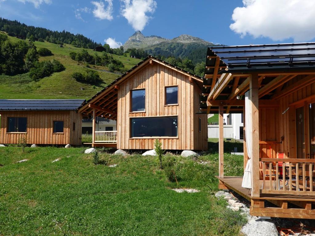 SomvixにあるFerienhäuser Stiva Pintgaの山を背景にしたログホーム