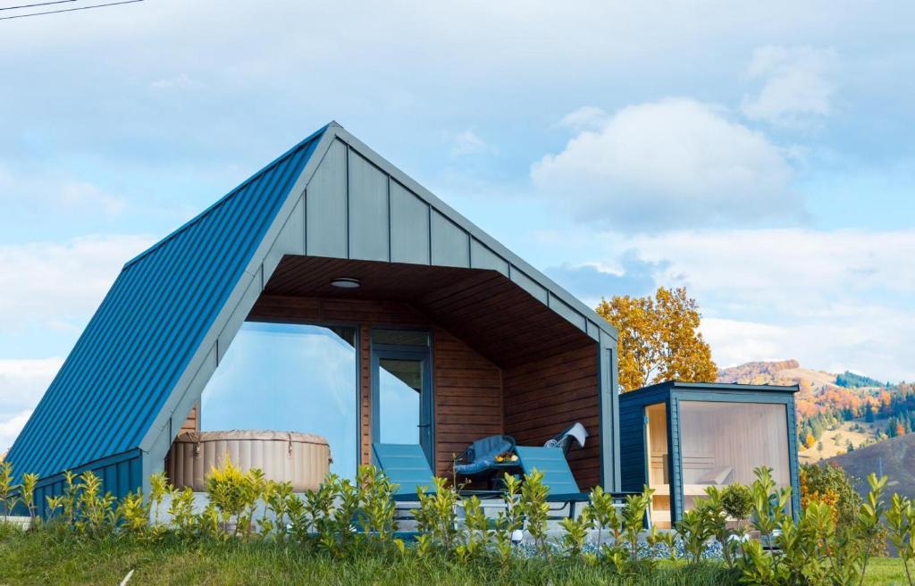 een huis met een gambrel dak op een veld bij Azimuth in Buhalniţa
