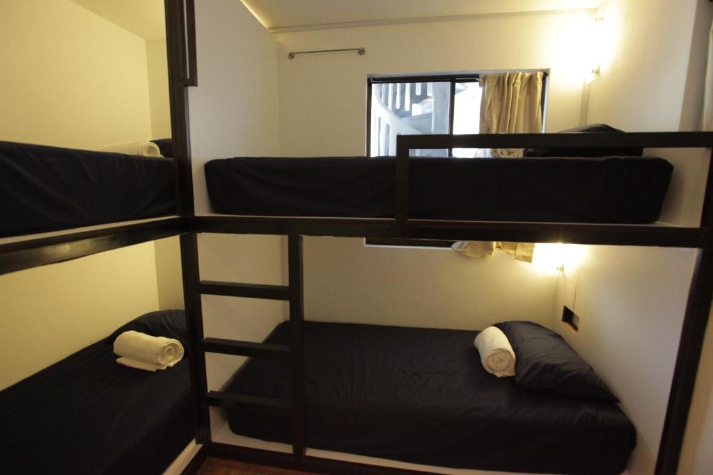 Palanda nebo palandy na pokoji v ubytování Hotel N45