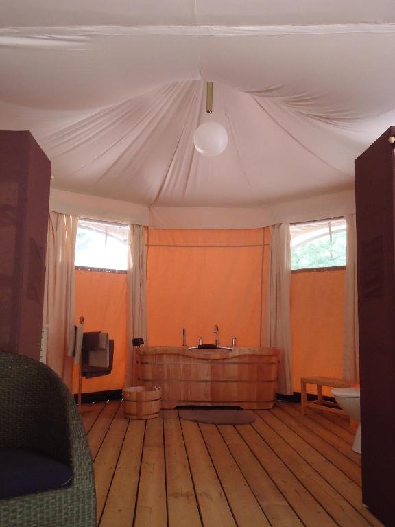 Posezení v ubytování Prehistoric Lodge - Adult Only