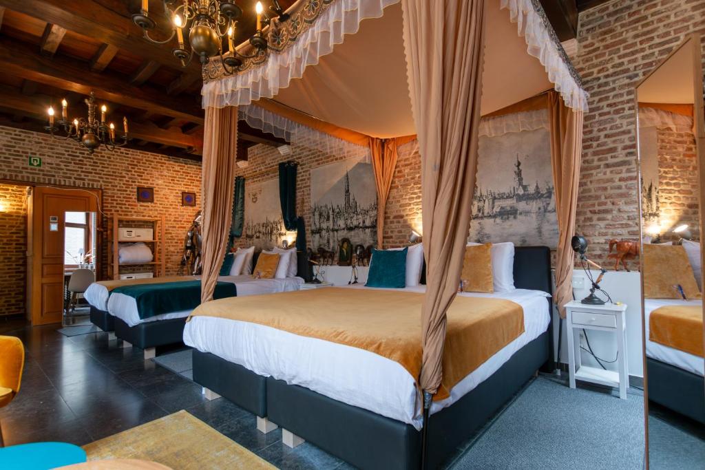 a bedroom with two beds in a room at Charming Suites Jan Zonder Vrees in Antwerp