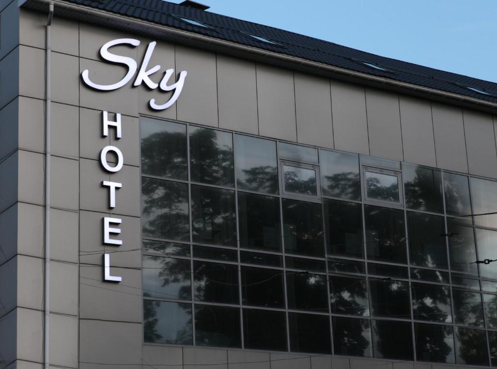 ドニプロにあるSky Hotelの現代のロゴが書かれた建物