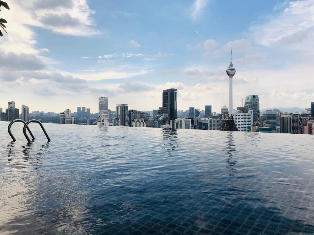einen Infinity-Pool mit Stadtblick in der Unterkunft Axon Residence Popular Suite Kl in Kuala Lumpur