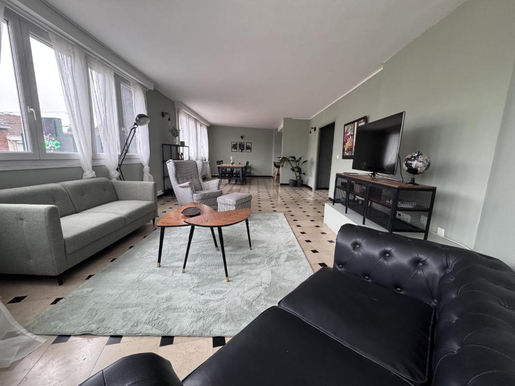 un salon avec un canapé et une table dans l'établissement Rétro Lomme, à Lille