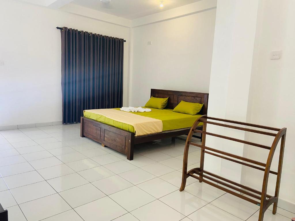 1 dormitorio con 1 cama con sábanas amarillas y almohadas amarillas en Lodge in Resolute, en Dambulla