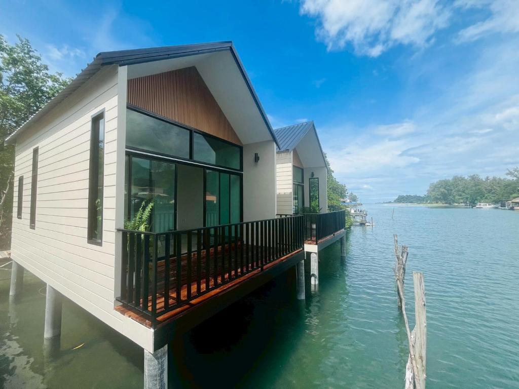 Vaade puhkemaja lähedal voolavale jõele