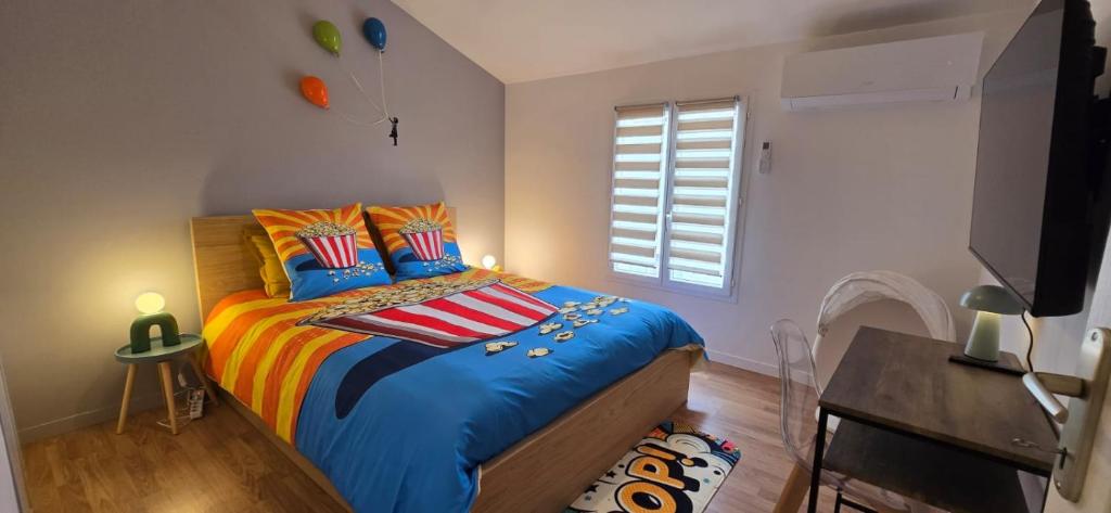 Postel nebo postele na pokoji v ubytování Nouveau ! Le Pop Appart - Fun et coloré en hypercentre de Surgères