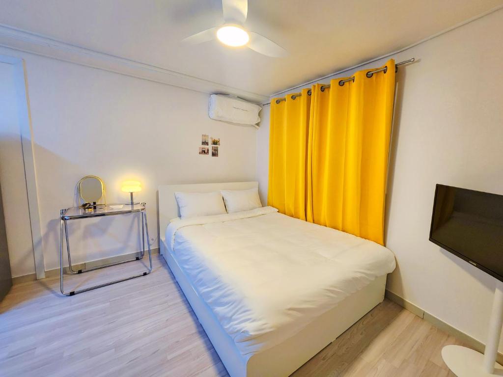 Postel nebo postele na pokoji v ubytování Stay Yeon