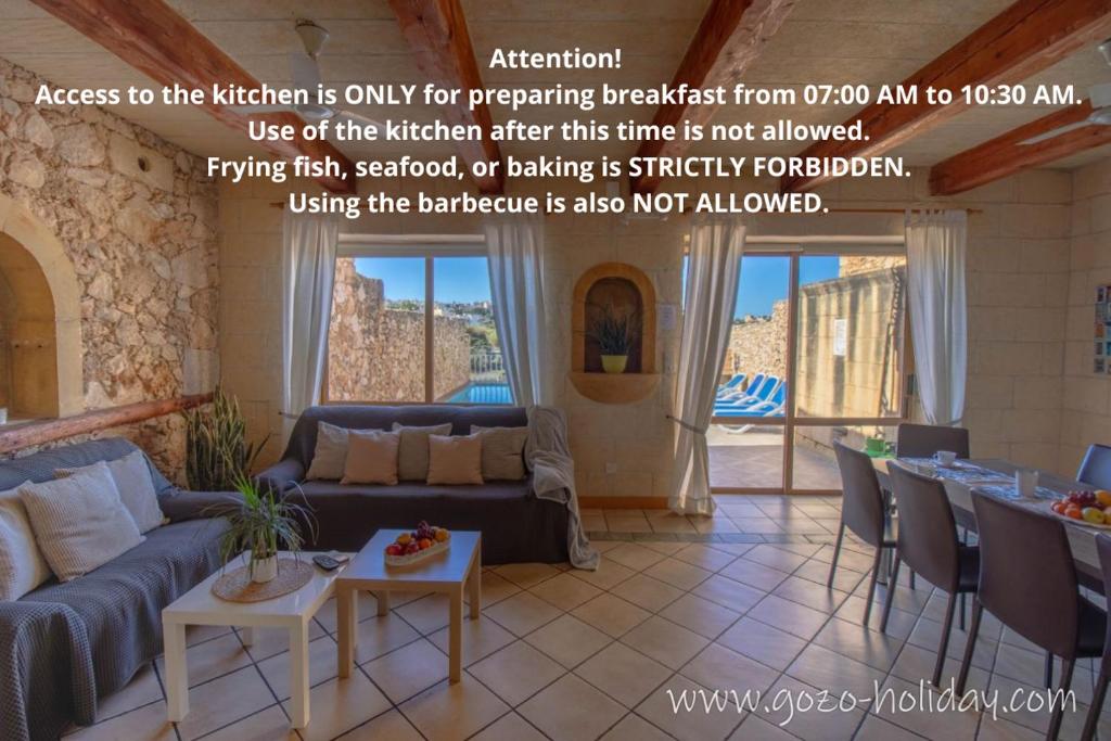 a living room with a couch and a table at Hibiscus in Xagħra