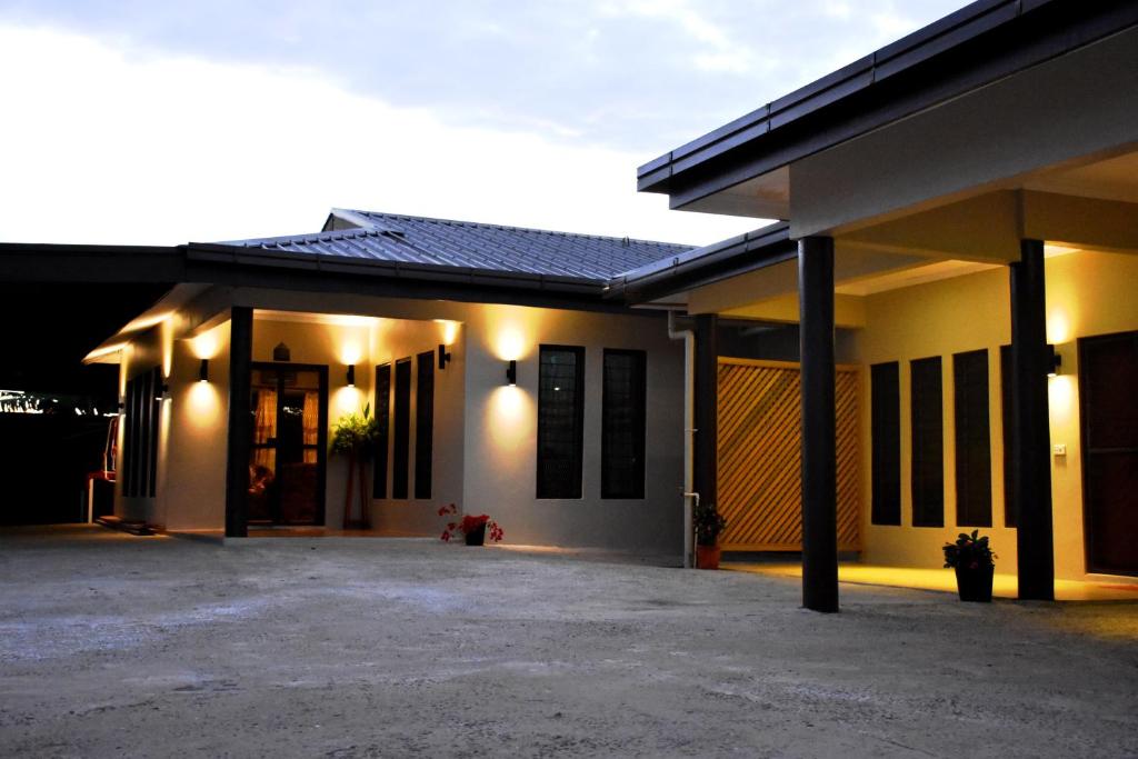 una casa con una entrada delante de ella en Westfield Homestay Fiji en Nadi