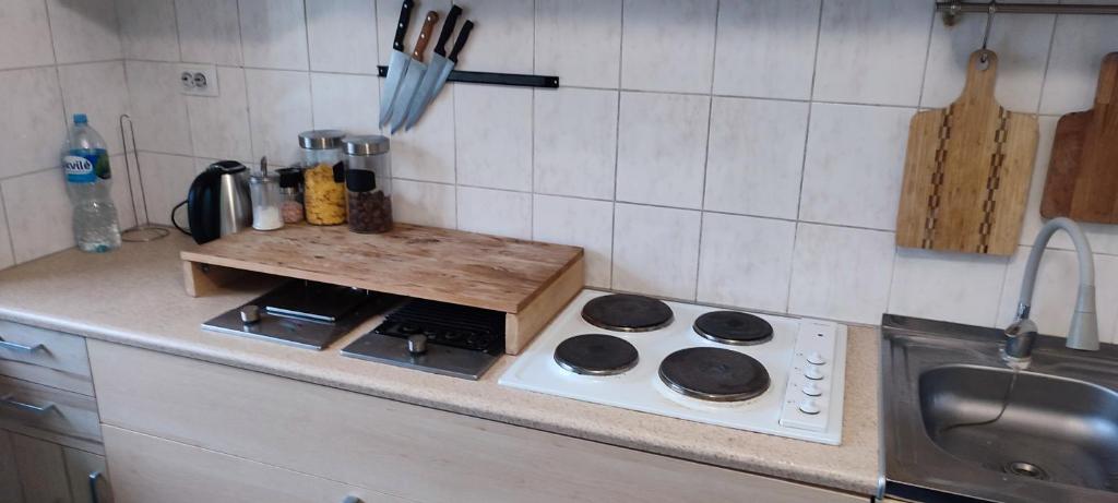 Kuchyň nebo kuchyňský kout v ubytování CheapStayVilnius