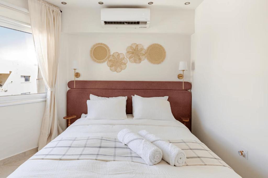 拉纳卡Kastella Blue Apartment Near Beach的卧室里有一张白色的床，上面有两个枕头