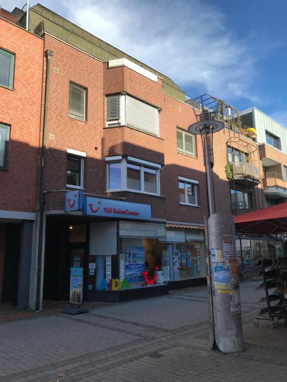 Una esquina de calle con un edificio y un poste en Meckenheim, en Meckenheim