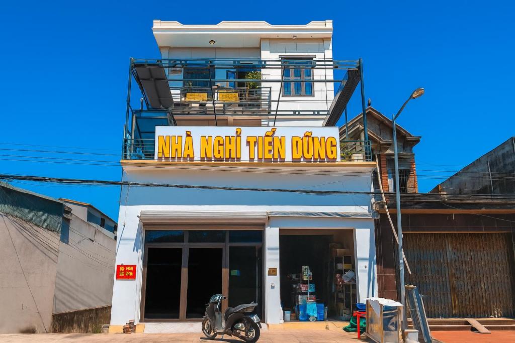 a building with a sign that readsmet a wish them dying at Tiến Dũng Motel Thanh Hoá in Thanh Hóa