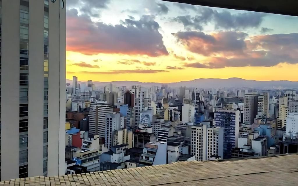 - une vue sur la ville au coucher du soleil depuis un gratte-ciel dans l'établissement Copan Castelli Studios SP, à São Paulo