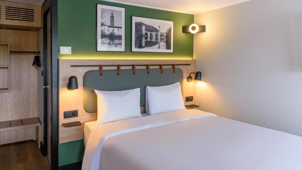 卡奥尔Campanile NATURE - Cahors的一间卧室，里面有一张大床和一面绿植墙。