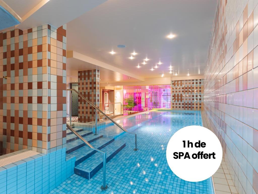 a pool in a hotel with the words i like spa offer at Aiden by Best Western Clermont-Ferrand Hotel & Spa in Clermont-Ferrand