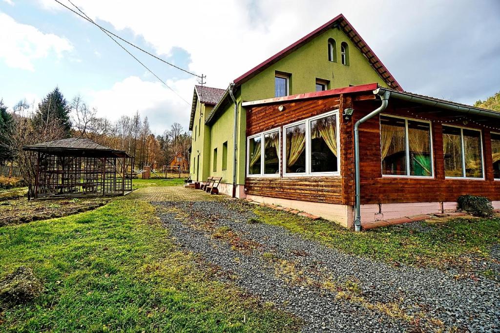 a house with a green and brown building at Dom Siedlisko Przesieka koło Karpacza in Przesieka