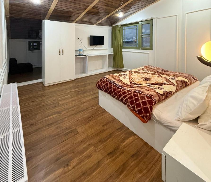 パハルガムにあるHotel crystalのベッドルーム1室(大型ベッド1台付)